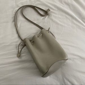 White drawstring baggu bucket bag